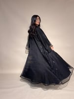 عباية سوداء كلوش تفتة حرير بالورد البارز -6172