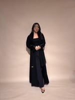 بكج عباية بأكمام من الشيفون و طقم أسود تحت العباية...