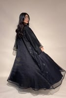 بكج عباية سوداء كلوش تفتة حرير بالورد البارز و طقم...