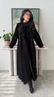 بكج عباية سوداء ربع كلوش بتداخل قماش المخمل و فستا...