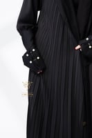 عباية سوداء بكسرات ومشابك لؤلؤ -z6059