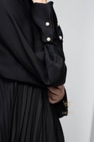 عباية سوداء بكسرات ومشابك لؤلؤ -z6059