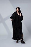 عباية سوداء بكسرات ومشابك لؤلؤ -z6059