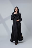 عباية سوداء بكسرات ومشابك لؤلؤ -z6059