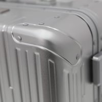 حقيبة صغير ماركة فكتوريا مصنوعة من الألمنيوم