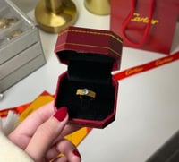 دبلة ذهبية بتصميم فاخر وفص مميز