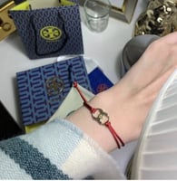 أسوارة نسائية بتصميم راقٍ ومميز باللون الفضي