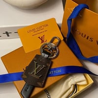 ميدالية أنيقة لون بني