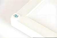 اللوحة فراشة سوداء بارزة مع زهور بيضاء