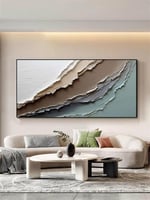 اللوحة بتدرجات لونية هادئة تشمل الأبيض، البيج، الب...