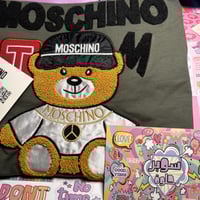 تي شيرت ماركة موسكينو اللون زيتي