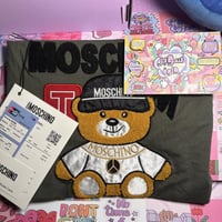 تي شيرت ماركة موسكينو اللون زيتي