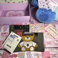 تي شيرت ماركة موسكينو اللون زيتي