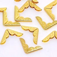 زاوية مصحف معدنيه حجم وسط ذهبى