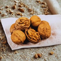 جوز عين الجمل بالقشرة يبدأ بوزن 250 جرام