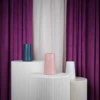 فازة ورد بلاستيك ازرق