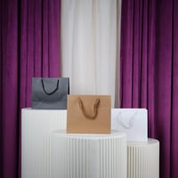 درزن أكياس ورقية مع شيال اسود