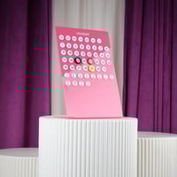 تقويم اكريليك وردي