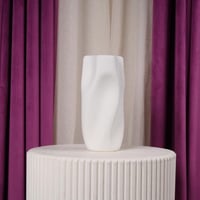 فازة ورد سيراميك ابيض