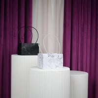 أكياس علاقي أبيض وسط درزن