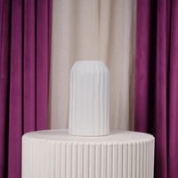 فازة ورد سيراميك ابيض