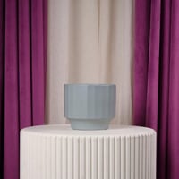 فازة ورد سيراميك وسط رمادي