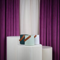 فازة ورد بلاستيك ابيض