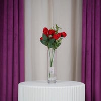 ورد صناعي أحمر