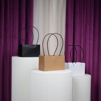 أكياس علاقي أبيض وسط درزن