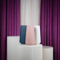 فازة ورد بلاستيك ازرق