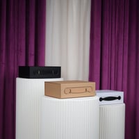 علب شنطة وسط أبيض