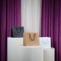 درزن أكياس ورقية مع شيال اسود