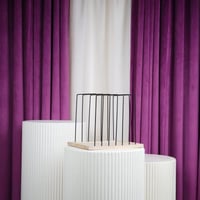 ستاند تقديم اسود بقاعدة خشبيه