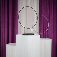 ستاند حديد فضي شكل دائرة