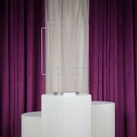 ستاند حديد فضي شكل مربعات