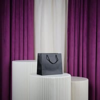 درزن أكياس ورقية مع شيال اسود