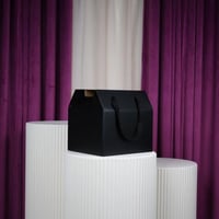 علب كرتوني أسود وسط مع شيال درزن