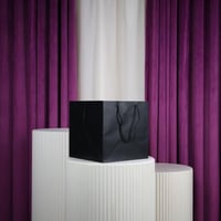 درزن أكياس ورقية مربع كبير مع شيال اسود