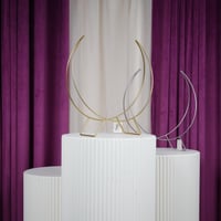 ستاند حديد ذهبي شكل هلال