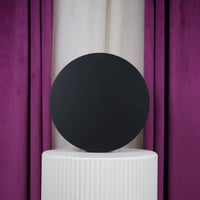 قاعدة خشب دائري أسود