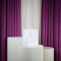 درزن أكياس ورقية مع شيال ابيض