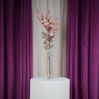 ورد لحمي مع أوراق