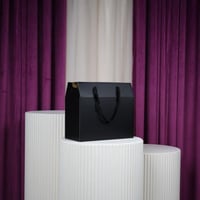 علب كرتونية أسود مع شيال درزن