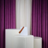 فازة ورد بلاستيك ابيض