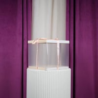 علب كيك ومنتجات مربع شفاف وردي وسط