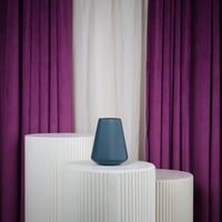 فازة ورد بلاستيك ازرق