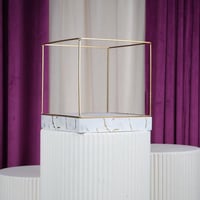 ستاند هدايا وورد مربع ذهبي وابيض