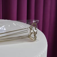 حامل كروت ذهبي شكل قلب كبير (ربطة)