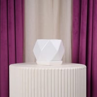 فازة ورد سيراميك وسط ابيض