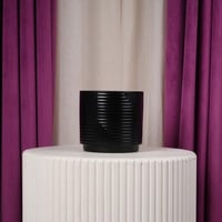 فازة ورد سيراميك وسط اسود